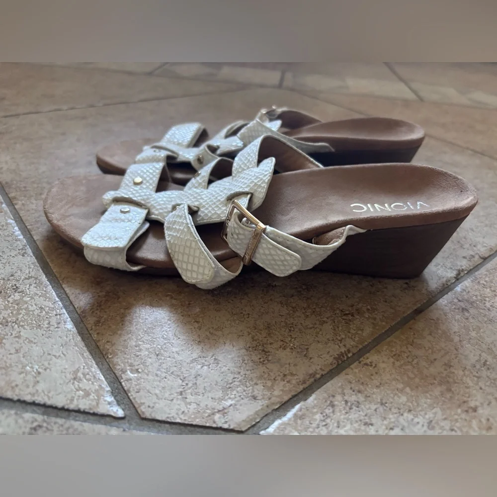 Vionic Radia Slip on Sandals in White Size 9